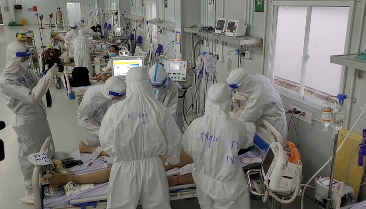 Nghẹt thở giây phút "giành giật" hơi thở cho 2 ca bệnh COVID-19 nguy kịch - Ảnh 3.