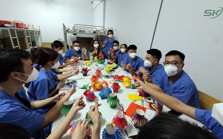 Thầy thuốc trẻ với mong muốn trẻ em trong khu cách ly có một Tết Trung thu ấm áp nơi tâm dịch