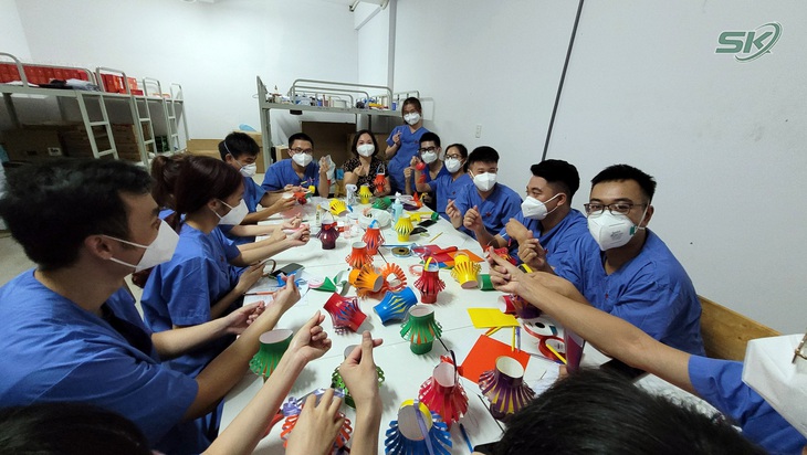 Thầy thuốc trẻ trong khu cách ly tập trung và mong muốn có một Tết Trung thu ấm áp nơi tâm dịch - Ảnh 2.