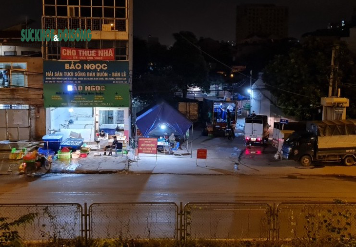Xử phạt nhiều trường hợp tụ tập bên ngoài chợ cá lớn nhất Hà Nội giữa cao điểm chống dịch - Ảnh 7. Xử phạt nhiều trường hợp tụ tập bên ngoài chợ cá lớn nhất Hà Nội giữa cao điểm chống dịch - Ảnh 7.