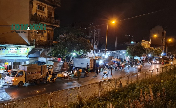 Xử phạt nhiều trường hợp tụ tập bên ngoài chợ cá lớn nhất Hà Nội giữa cao điểm chống dịch - Ảnh 8. Xử phạt nhiều trường hợp tụ tập bên ngoài chợ cá lớn nhất Hà Nội giữa cao điểm chống dịch - Ảnh 8.
