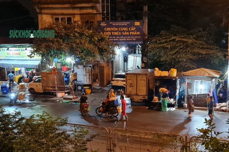 Xử phạt nhiều trường hợp tụ tập bên ngoài chợ cá lớn nhất Hà Nội giữa cao điểm chống dịch - Ảnh 9. Xử phạt nhiều trường hợp tụ tập bên ngoài chợ cá lớn nhất Hà Nội giữa cao điểm chống dịch - Ảnh 9.