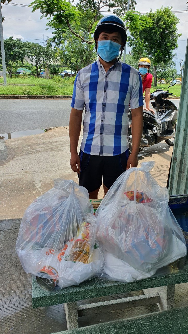 Gà tươi, sữa thơm…đến nhiều hẻm nhỏ ở tâm dịch TP.HCM trong ngày lễ - Ảnh 3. Gà tươi, sữa thơm…đến nhiều hẻm nhỏ ở tâm dịch TP.HCM trong ngày lễ - Ảnh 3.