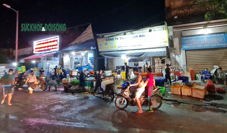 Xử phạt nhiều trường hợp tụ tập bên ngoài chợ cá lớn nhất Hà Nội giữa cao điểm chống dịch - Ảnh 3. Xử phạt nhiều trường hợp tụ tập bên ngoài chợ cá lớn nhất Hà Nội giữa cao điểm chống dịch - Ảnh 3.