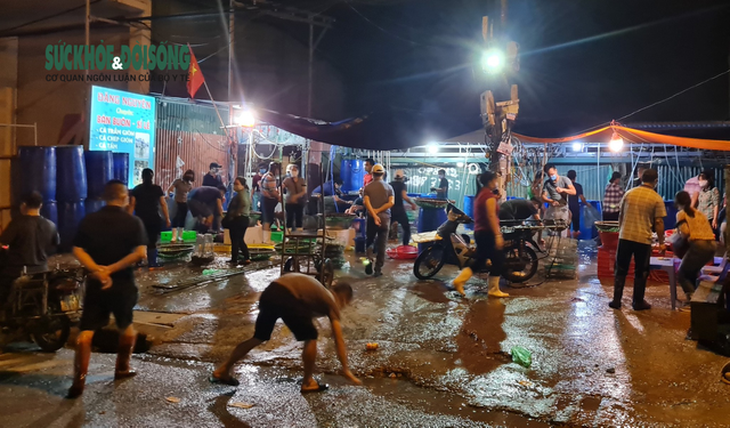 Xử phạt nhiều trường hợp tụ tập bên ngoài chợ cá lớn nhất Hà Nội giữa cao điểm chống dịch - Ảnh 4. Xử phạt nhiều trường hợp tụ tập bên ngoài chợ cá lớn nhất Hà Nội giữa cao điểm chống dịch - Ảnh 4.