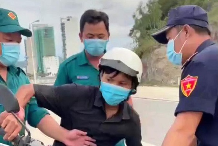 Công nhân Trần Văn Em bị lập biên bản vì ra đường không lý do chính đáng - Ảnh 2.