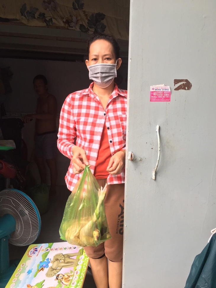 Gà tươi, sữa thơm…đến nhiều hẻm nhỏ ở tâm dịch TP.HCM trong ngày lễ - Ảnh 4. Gà tươi, sữa thơm…đến nhiều hẻm nhỏ ở tâm dịch TP.HCM trong ngày lễ - Ảnh 4.