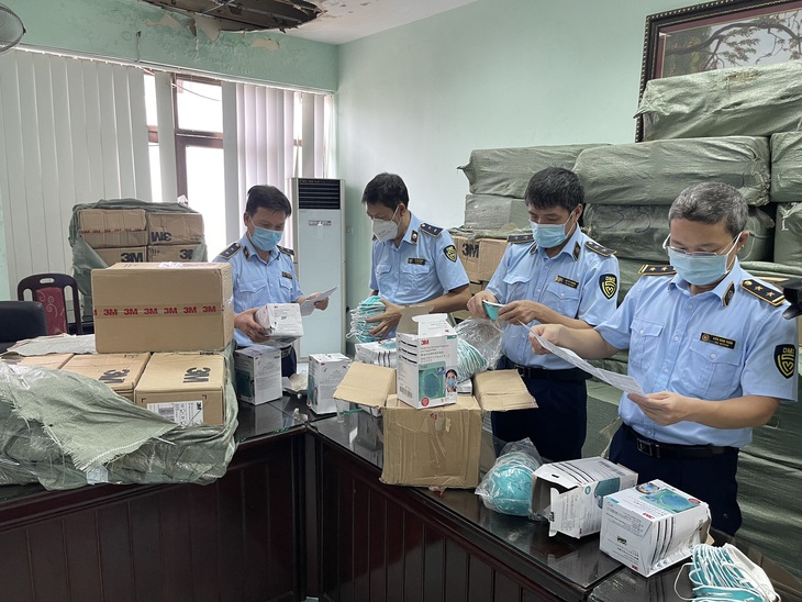 Lực lượng chức năng kiểm tra số thiết bị y tế có dấu hiệu giả mạo