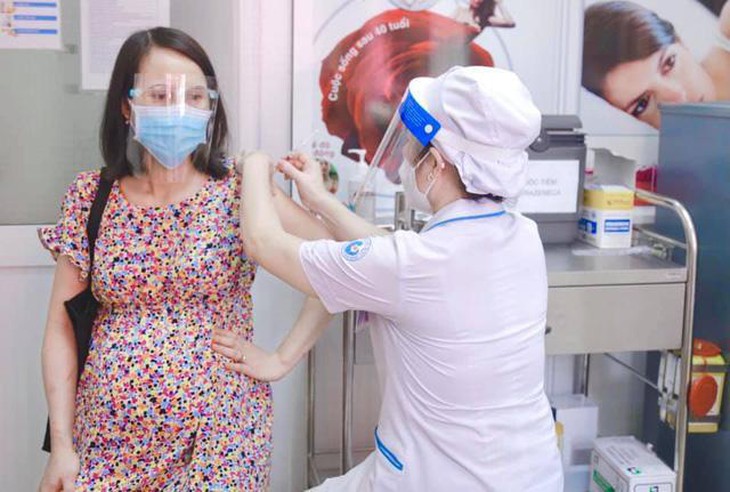 Phụ nữ trước và trong thai kỳ nên tiêm vắc-xin phòng COVID-19 - Ảnh 2.