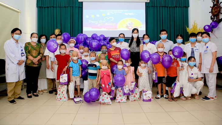 Mang Trung thu yêu thương đến với bệnh nhi đang điều trị tại BV TW Huế - Ảnh 3. Mang Trung thu yêu thương đến với bệnh nhi đang điều trị tại BV TW Huế - Ảnh 3.