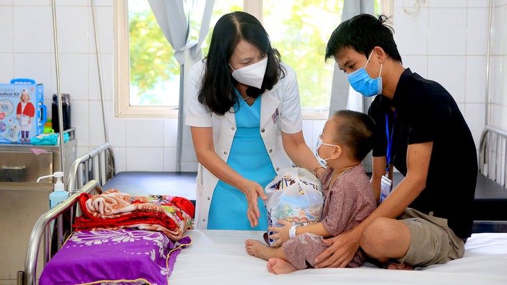 Mang Trung thu yêu thương đến với bệnh nhi đang điều trị tại BV TW Huế - Ảnh 2. Mang Trung thu yêu thương đến với bệnh nhi đang điều trị tại BV TW Huế - Ảnh 2.