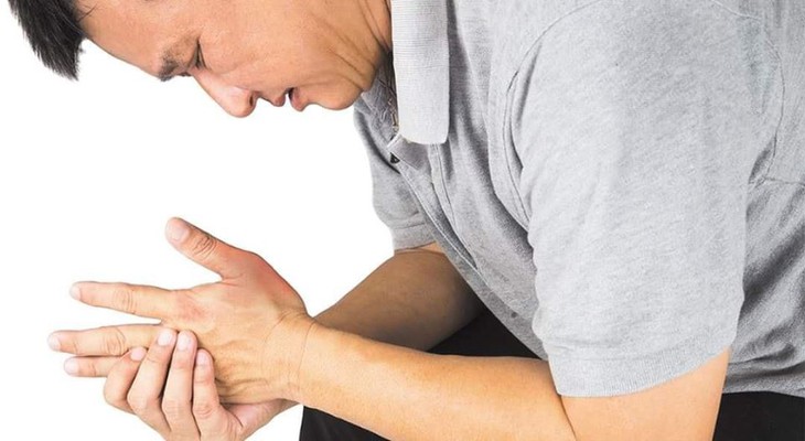 Người bị bệnh gout có biểu hiện đầu tiên là thường đau ở ngón tay (ngón cái), xuất hiện các tophy (u cục) ở khớp, quanh khớp, ở vành tai.