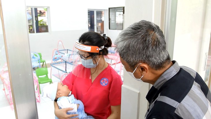 Thứ trưởng Nguyễn Trường Sơn thăm, tặng quà Trung thu cho các em nhỏ có người thân mất do COVID-19 - Ảnh 4. Thứ trưởng Nguyễn Trường Sơn thăm, tặng quà Trung thu cho các em nhỏ có người thân mất do COVID-19 - Ảnh 4.