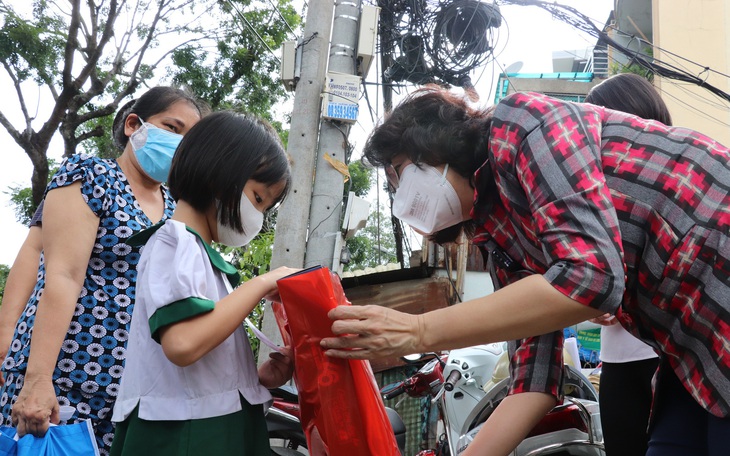 Quà Trung thu đến với trẻ em mồ côi vì COVID-19
