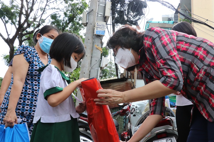 Trung thu đặc biệt y bác sĩ tuyến đầu và trẻ em mồ côi vì COVID-19 - Ảnh 4.