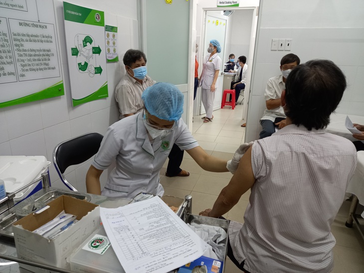 Đẩy mạnh tiêm chủng mũi 2, bảo vệ vùng xanh ở TP.HCM - Ảnh 2.