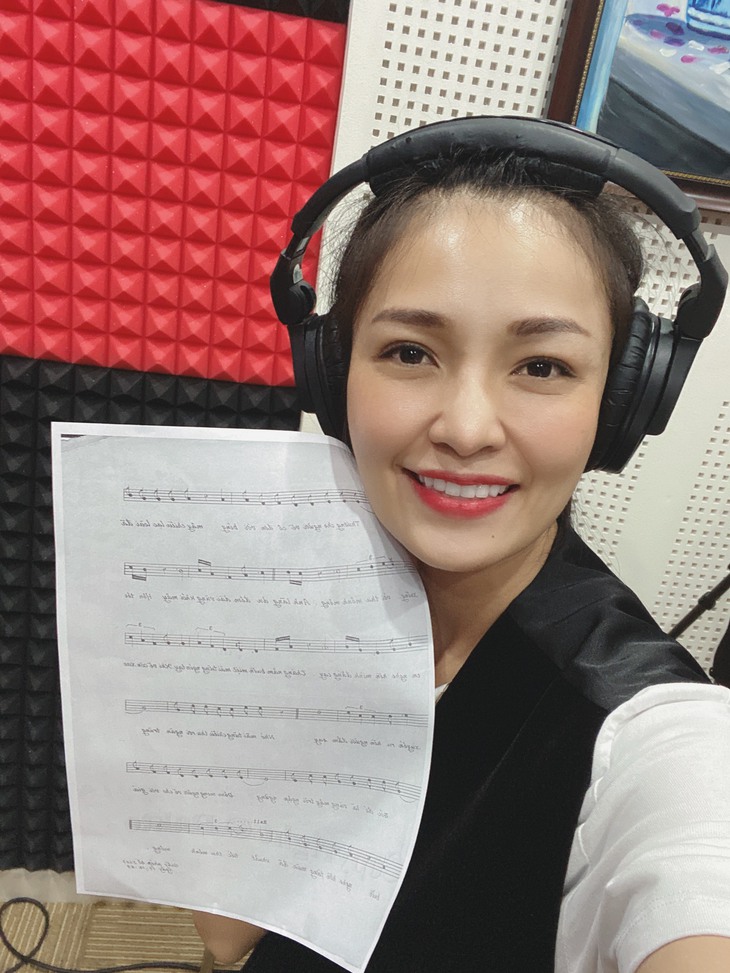 Sống khác mùa COVID-19: Ca sĩ Trang Thanh livestream, thêm thu nhập bước qua dịch bệnh - Ảnh 5. Sống khác mùa COVID-19: Ca sĩ Trang Thanh livestream, thêm thu nhập bước qua dịch bệnh - Ảnh 5.