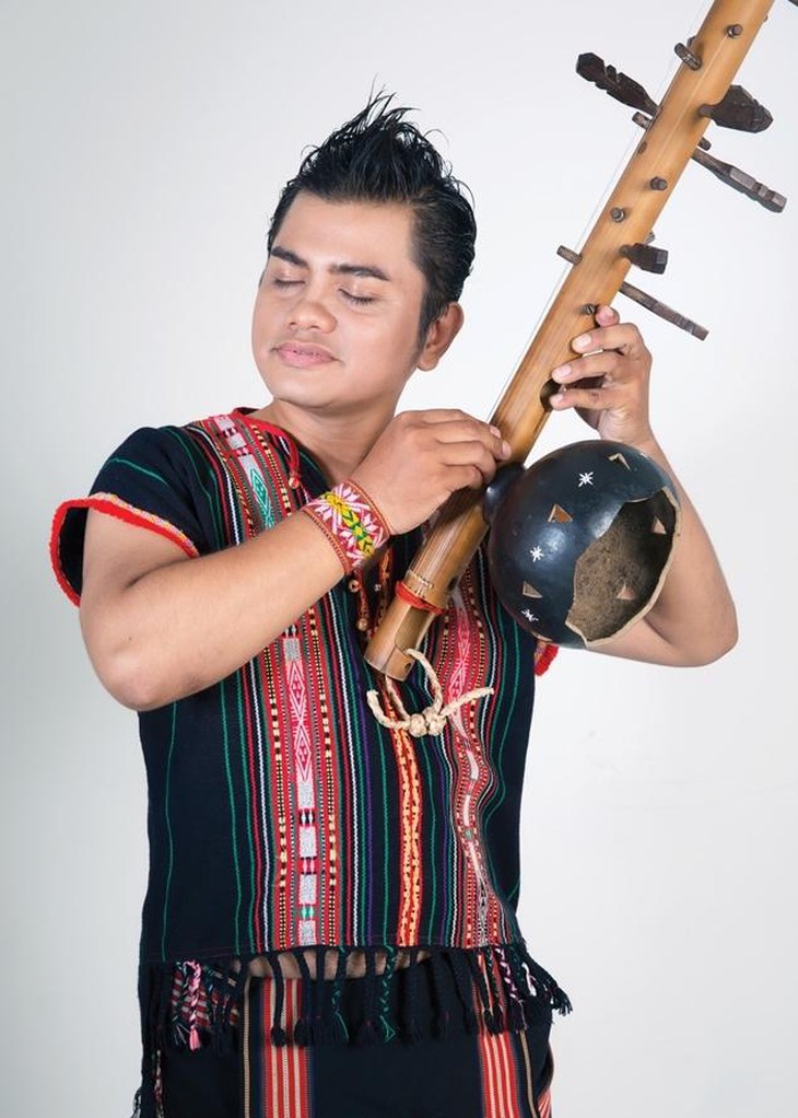 Ca sĩ Y Jang Tuyn qua đời do COVID-19: “Đành chia tay em, tiễn biệt em về miền xa” - Ảnh 2. Ca sĩ Y Jang Tuyn qua đời do COVID-19: “Đành chia tay em, tiễn biệt em về miền xa” - Ảnh 2.
