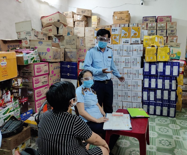Đoàn kiểm tra làm việc tại cơ sở kinh doanh