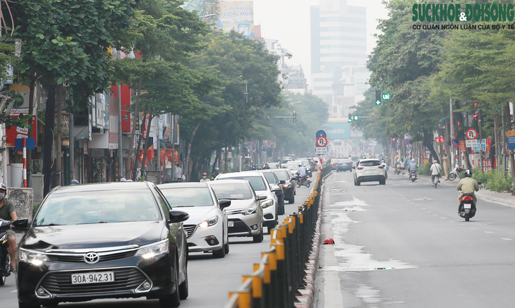 Giao thông đông lên gấp nhiều lần sau khi toàn Hà Nội nới lỏng giãn cách - Ảnh 2.