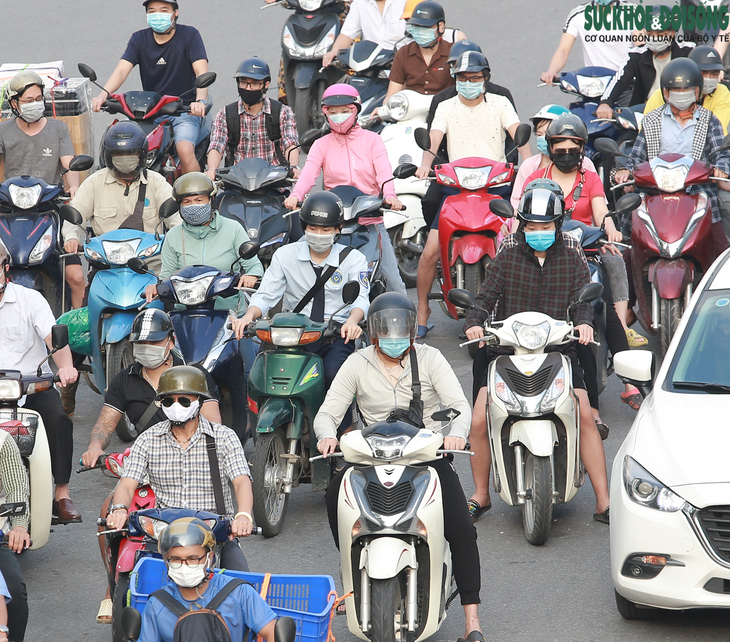 Giao thông đông lên gấp nhiều lần sau khi toàn Hà Nội nới lỏng giãn cách - Ảnh 4.