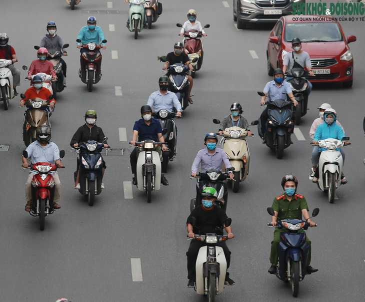 Giao thông đông lên gấp nhiều lần sau khi toàn Hà Nội nới lỏng giãn cách - Ảnh 7.