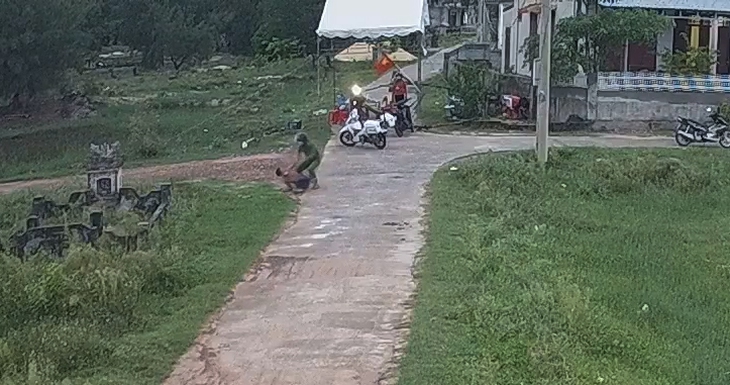 Khởi tố đối tượng liều lĩnh “thông chốt” kiểm dịch, hành hung cán bộ trực chốt - Ảnh 1.