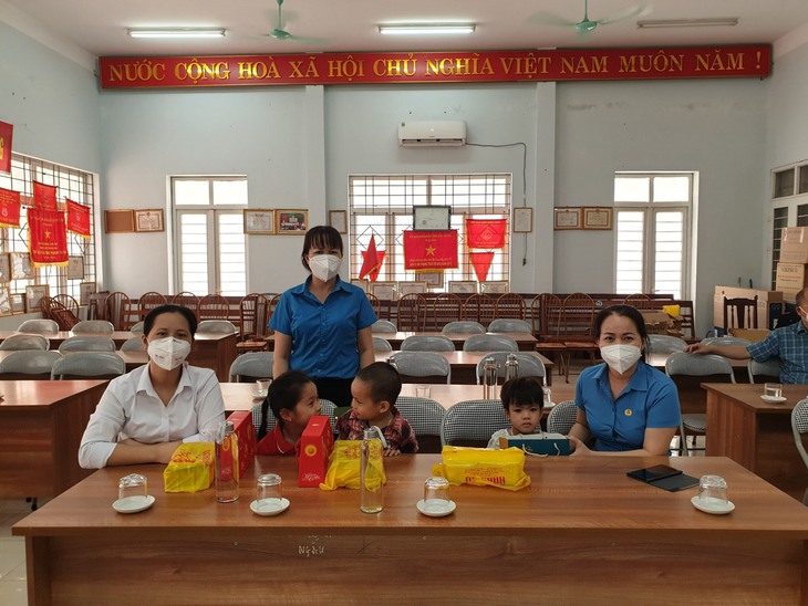 Trao quà Trung thu cho con em cán bộ y tế Bắc Giang
