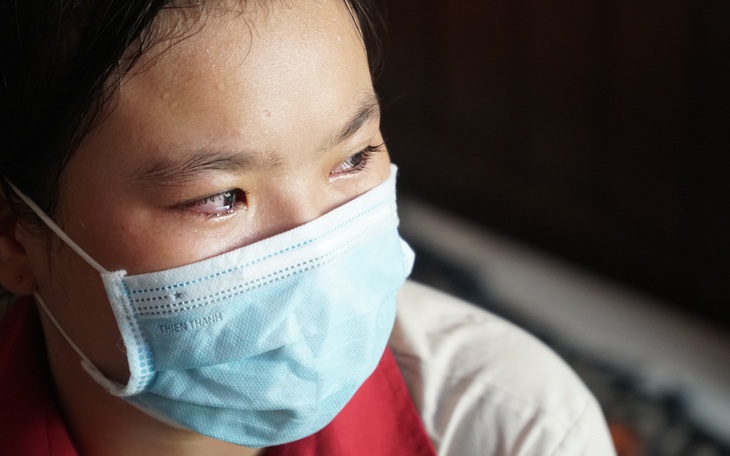 Ước mơ "con muốn được ôm mẹ, hôn mẹ" của cậu bé mẹ mất vì COVID-19, cha bị tai biến