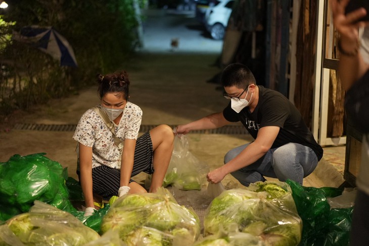 Hoa hậu H'Hen Niê lăn xả làm việc, bê bao gạo nặng 50kg, được gọi hoa hậu bốc vác - Ảnh 1.