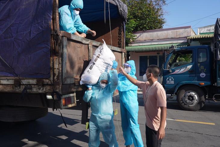 Hoa hậu H'Hen Niê lăn xả làm việc, bê bao gạo nặng 50kg, được gọi hoa hậu bốc vác - Ảnh 4.