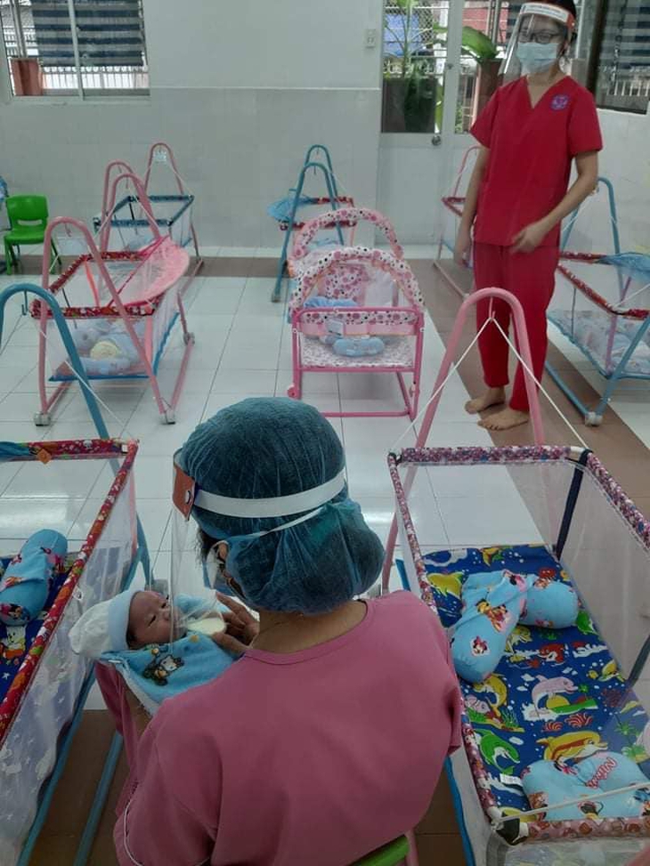 Bé sơ sinh được chăm sóc đặt biệt ngay khi chào đời, phải xa vòng tay mẹ do mẹ là bệnh nhân COVID-19