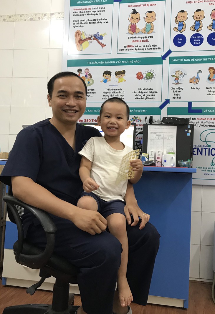 Thận trọng khi sử dụng kháng sinh trong điều trị viêm tai giữa cấp ở trẻ em - Ảnh 2.