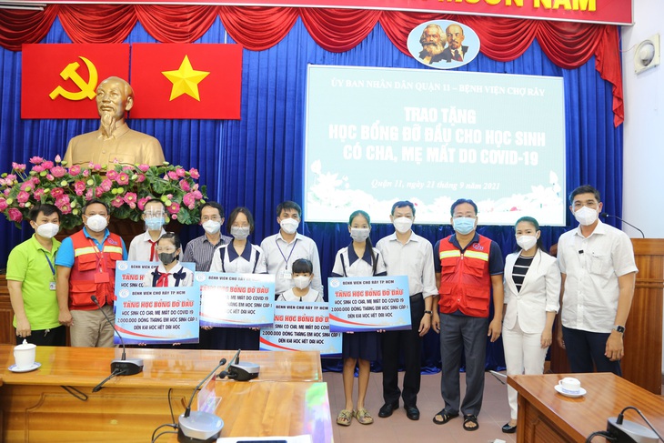 Bệnh viện Chợ Rẫy tặng 8 suất học bổng đỡ đầu cho học sinh mồ côi cha mẹ vì COVID-19 - Ảnh 3.