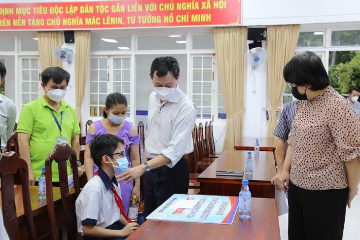 Bệnh viện Chợ Rẫy tặng 8 suất học bổng đỡ đầu cho học sinh mồ côi cha mẹ vì COVID-19 - Ảnh 2.
