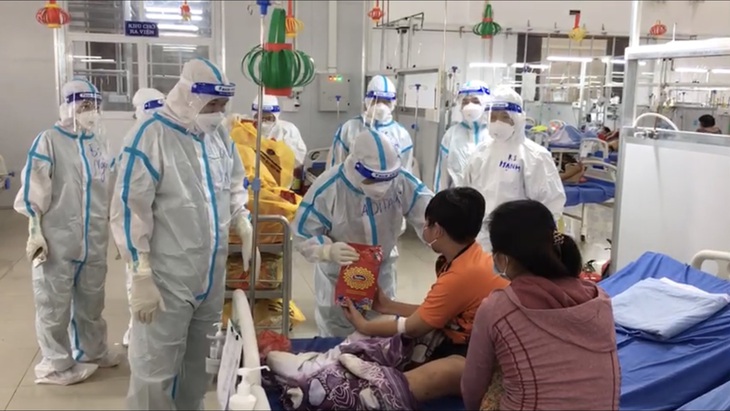 Trung thu đáng nhớ nơi buồng bệnh - Ảnh 2.