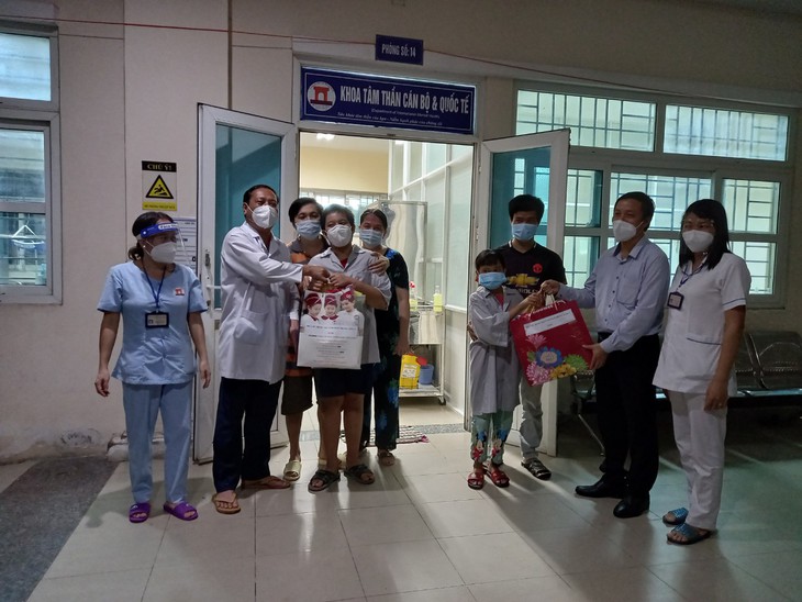 Quà Trung thu cho trẻ em tâm thần - Ảnh 3.