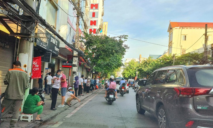 Lạ lùng người Hải Phòng đặt dép, xếp hàng chờ mua bánh Trung thu - Ảnh 1.