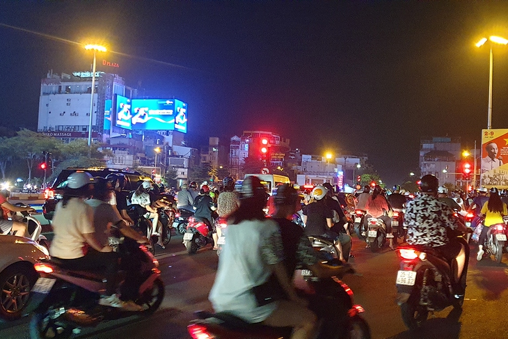 Hàng nghìn người đổ về khu vực hồ Gươm đón Trung thu như chưa hề có dịch - Ảnh 1.