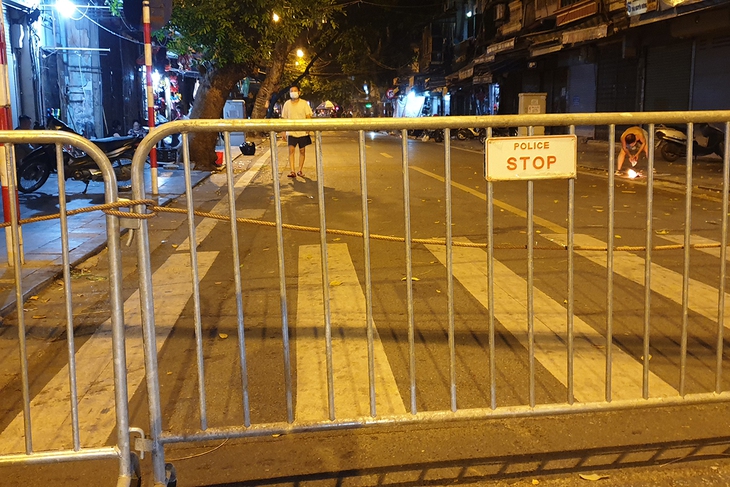 Hàng nghìn người đổ về khu vực hồ Gươm đón Trung thu như chưa hề có dịch - Ảnh 13.