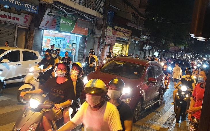 Hàng nghìn người đổ về hồ Gươm đêm Trung thu như chưa hề có dịch