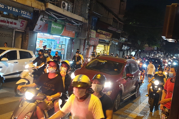 Hàng nghìn người đổ về khu vực hồ Gươm đón Trung thu như chưa hề có dịch - Ảnh 11.