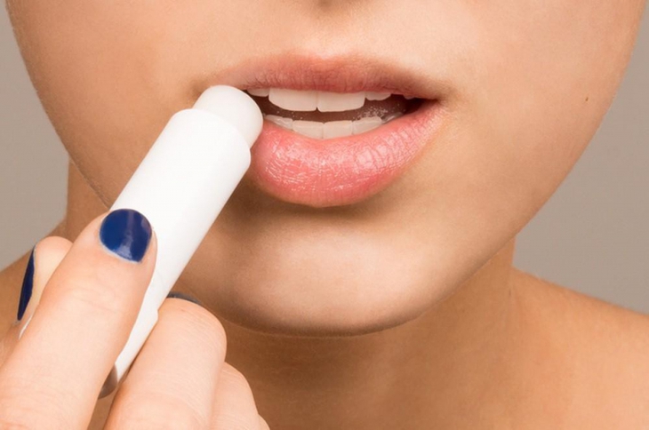 Đối với chàm môi mức độ nhẹ, bạn có thể sử dụng các thuốc mục đích để dưỡng ẩm như vaseline, son dưỡng ẩm các thành phần như dầu khoáng, các loại dầu thực vật, bơ hạt mỡ, vitamin E… Đối với chàm môi mức độ nhẹ, bạn có thể sử dụng các thuốc mục đích để dưỡng ẩm như vaseline, son dưỡng ẩm các thành phần như dầu khoáng, các loại dầu thực vật, bơ hạt mỡ, vitamin E…