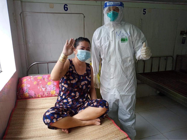 Cảm động nam điều dưỡng cõng người bệnh COVID-19 xuống 3 tầng lầu, kịp thời cứu sống bệnh nhân - Ảnh 3. Điều dưỡng Nguyễn Văn Mạnh bên cạnh một bệnh nhân COVID-19 có chuyển biến tốt