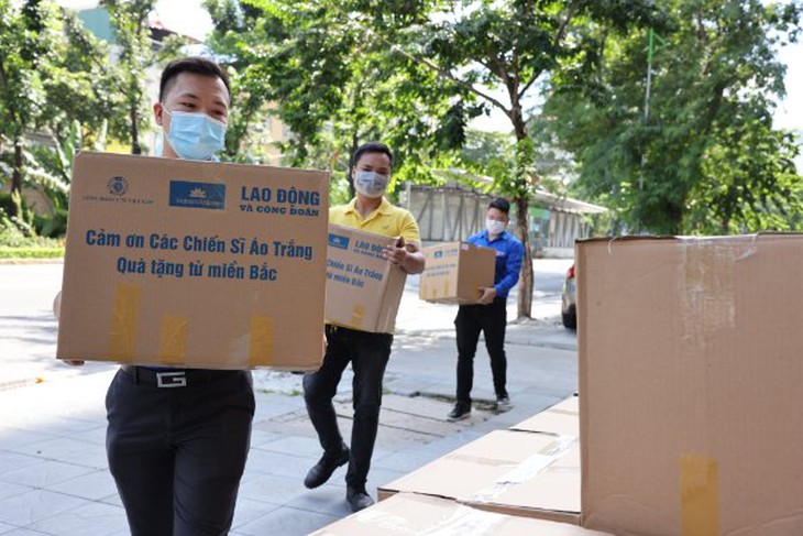 10.000 suất quà đã được trao tặng các cán bộ y tế tuyến đầu trong Tết Đoàn viên - Ảnh 1. 10.000 suất quà đã được trao tặng các cán bộ y tế tuyến đầu trong Tết Đoàn viên - Ảnh 1.
