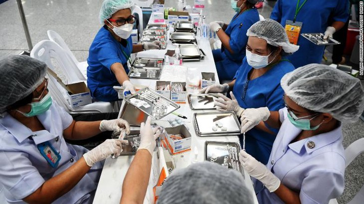 COVID-19: Đông Nam Á đối mặt với tình thế "tiến thoái lưỡng nan" lớn - Ảnh 3.