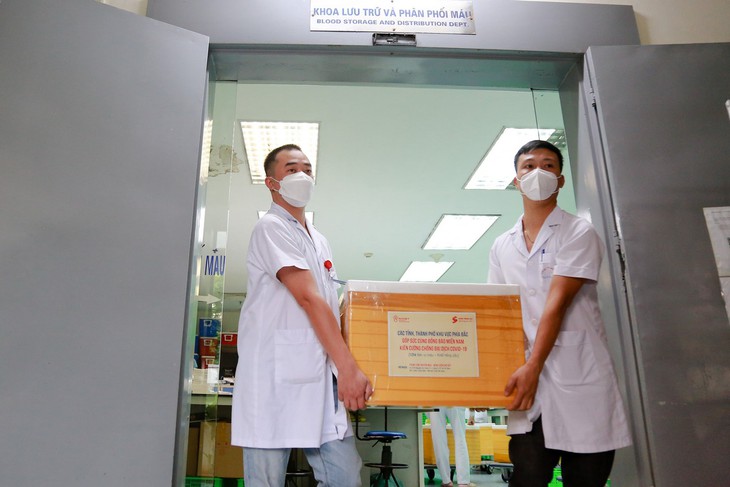 Lần đầu tiên vận chuyển máu hiếm từ Bắc vào Nam giữa dịch COVID-19 - Ảnh 2.