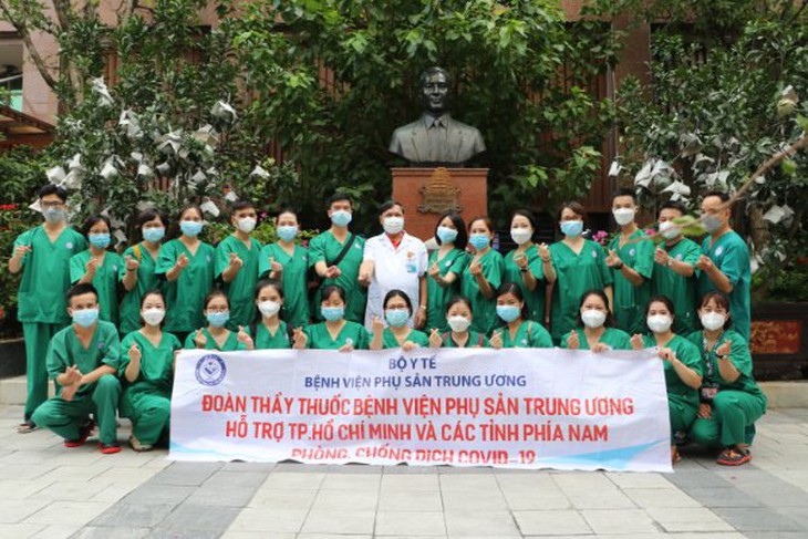 Giám đốc Bệnh viện Phụ sản TW xúc động tiễn y bác sĩ lần thứ 3 vào TP HCM chống dịch COVID-19 - Ảnh 3.