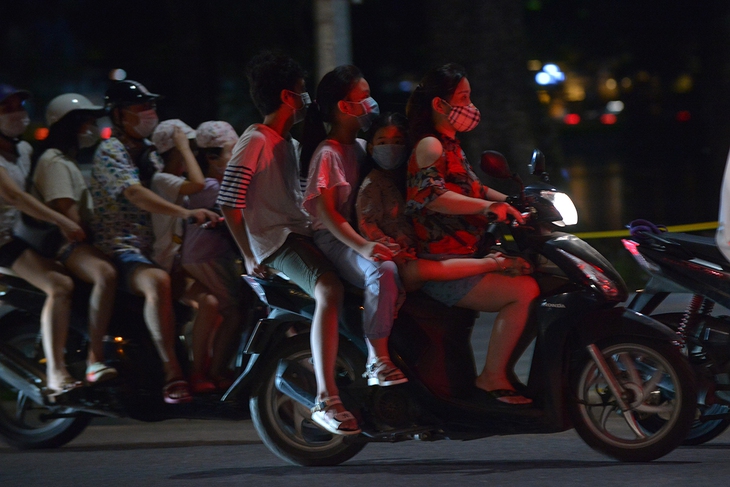 Dư chấn “biển người” đêm Trung thu Hà Nội - Ảnh 4.