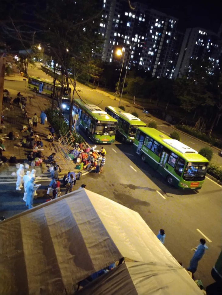 Nhật kí trong tâm dịch và những ngày tháng không quên của bác sĩ Bệnh viện Dã chiến số 3 - Ảnh 2. Một đêm nhận bệnh tại Bệnh viện dã chiến thu dung và điều trị COVID-19 số 3